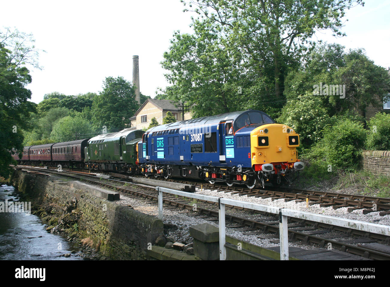 La classe 37 37087 et D6737 au chemin de fer de la vallée de Keighley et Worth, West Yorkshire, Royaume-Uni - Juin 2008 Banque D'Images