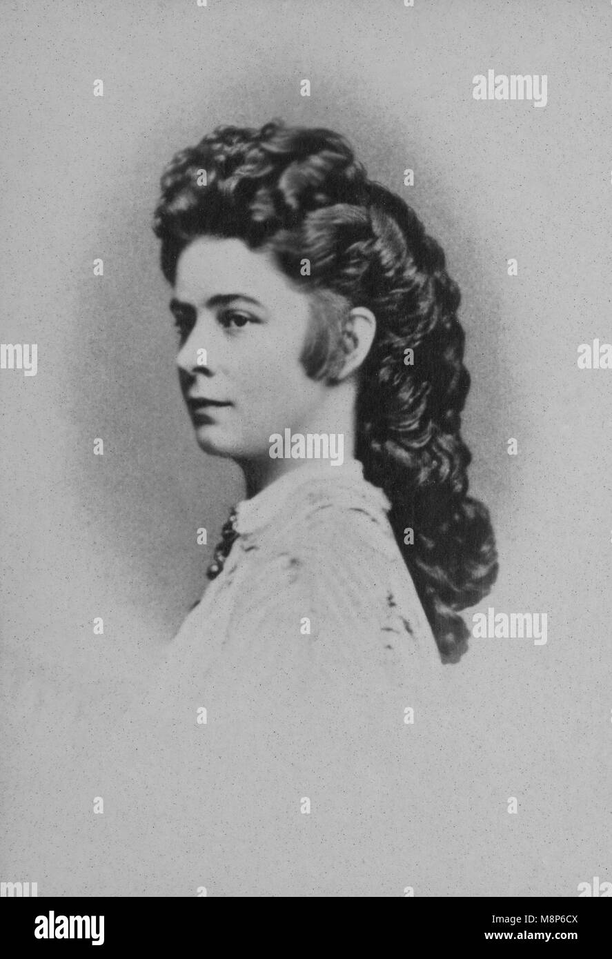 Portrait de l'Impératrice d'Autriche Hongrie Elisabeth ( 1837 - 1898 ) dite Sissi - photographie anonyme Banque D'Images