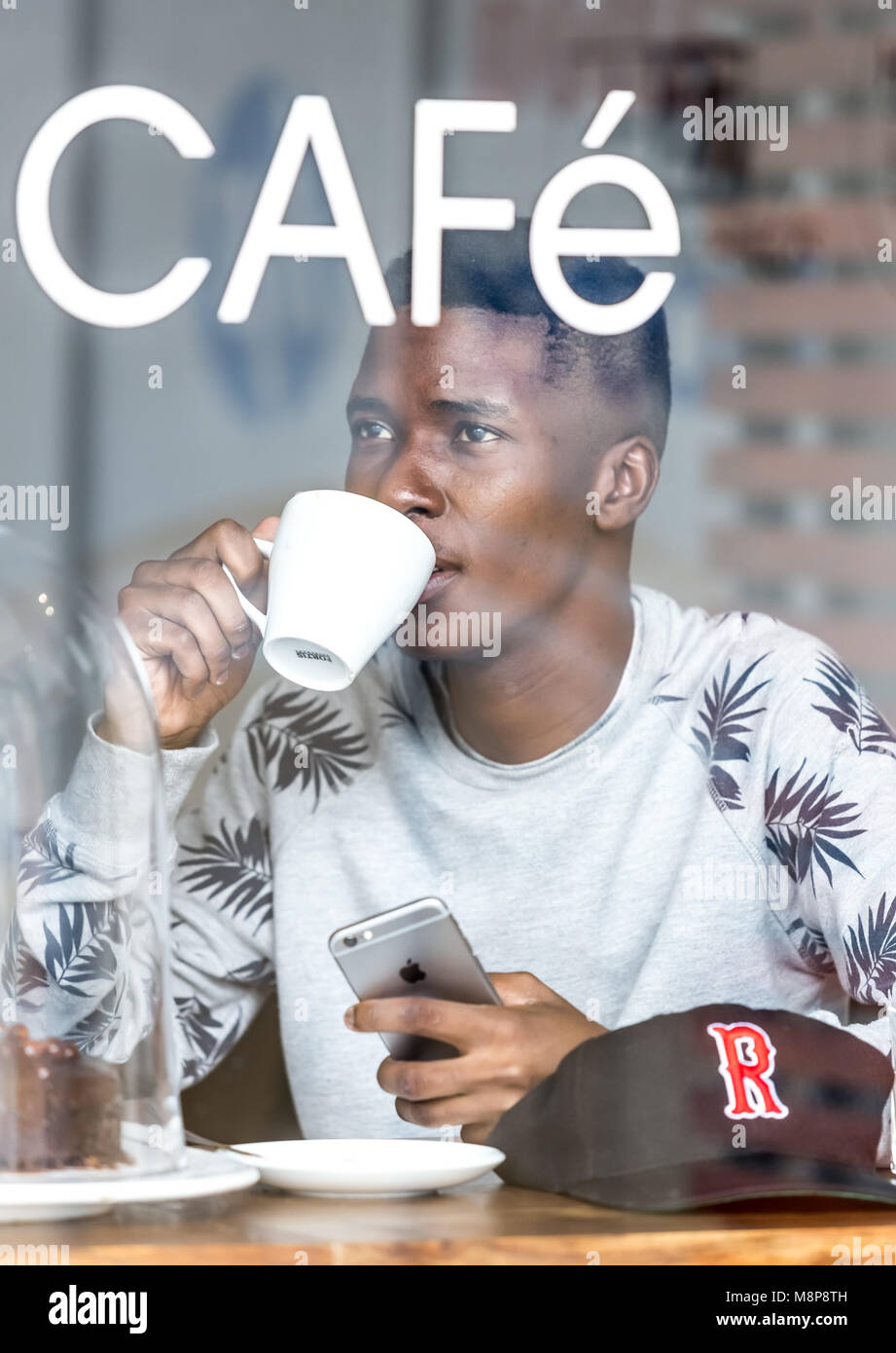 Pretoria, Afrique du Sud - Jan 8,2018 : African man dans un café. Banque D'Images