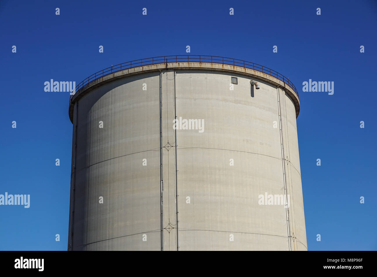 Vieux silos à ciment et fond de ciel bleu Banque D'Images