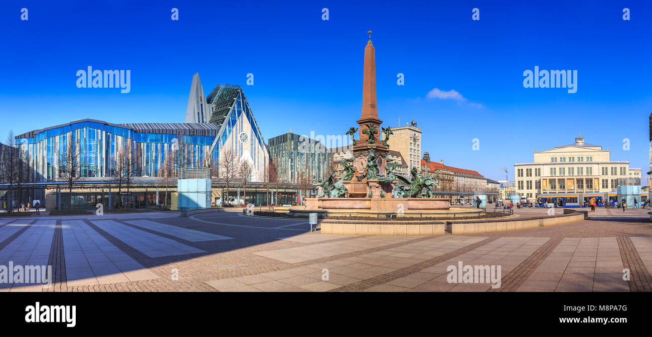 LEIPZIG, ALLEMAGNE - vers Mars, 2018 : La vue panoramique de l'Augustusplatz et de l'opéra de l'Université de Leipzig en Allemagne ville Banque D'Images