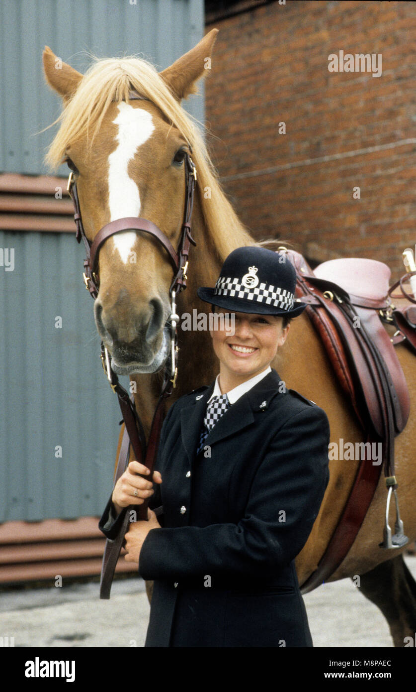 Police de Staffordshire vigueur première femme canada WPC en lettres moulées Amanda Whittingham en 1988 Banque D'Images