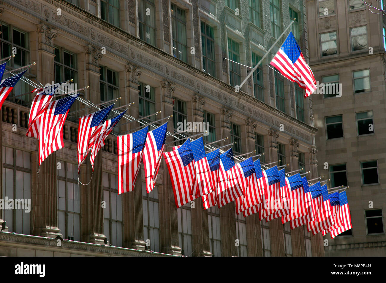 Stars and Stripes battant à l'extérieur, Saks Fifth Avenue, NYC Banque D'Images