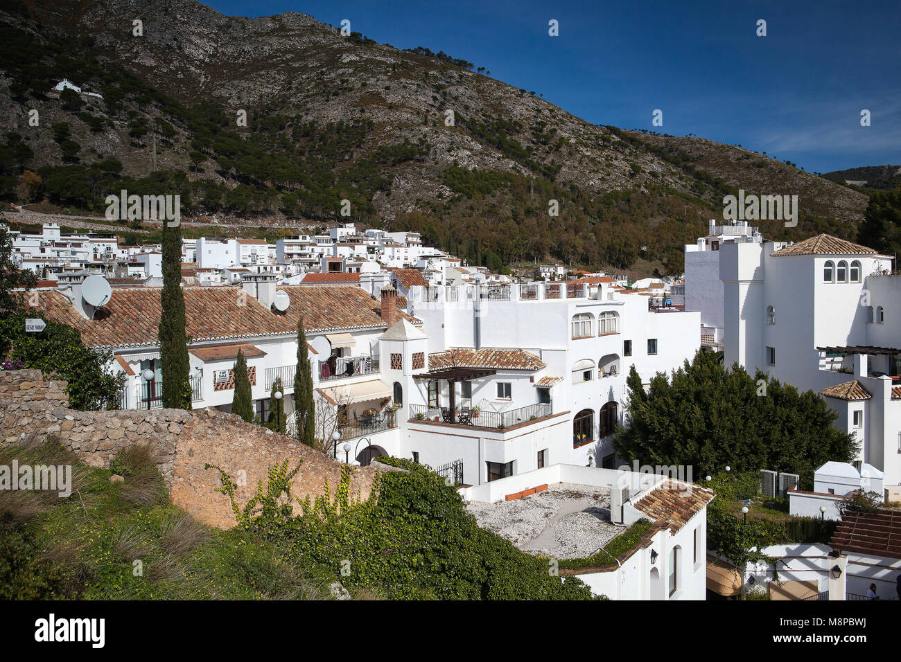 Mijas, Espagne - 10 Février 2013 : vue sur ville entre les montagnes de Mijas. Mijas est une ville et une municipalité située dans la province de Málaga, dans la communauté autonome Banque D'Images