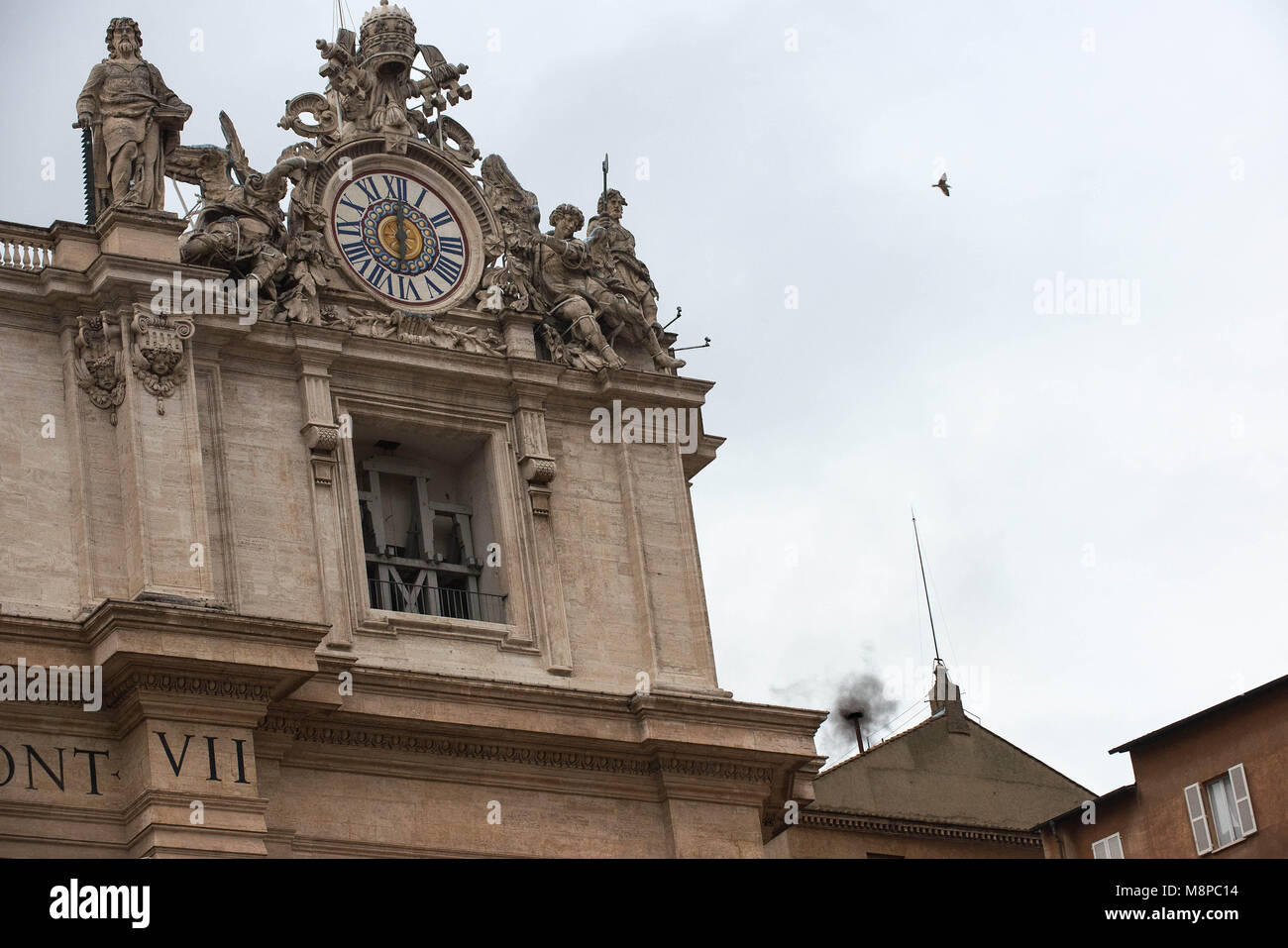 La cité du Vatican. La fumée noire s'élève de la cheminée sur le toit de la Chapelle Sixtine, ce qui signifie que les cardinaux n'ont pas élu un nouveau pape le deuxième jour o Banque D'Images La cité du Vatican. La fumée noire s'élève de la cheminée sur le toit de la Chapelle Sixtine, ce qui signifie que les cardinaux n'ont pas élu un nouveau pape le deuxième jour o Banque D'Images