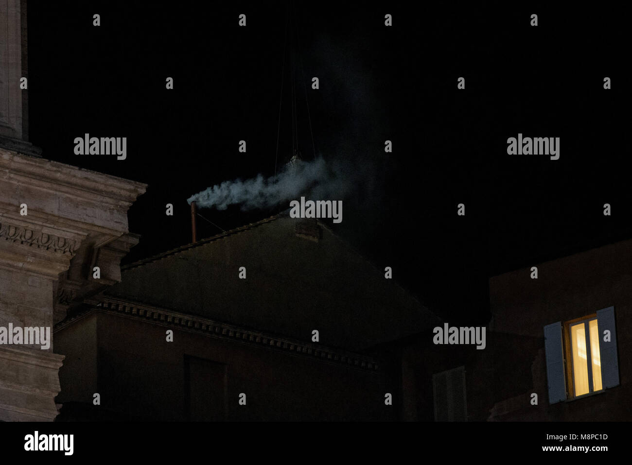 La cité du Vatican. La fumée blanche s'élève de la cheminée sur le toit de la Chapelle Sixtine, ce qui signifie que les cardinaux ont élu un nouveau pape le deuxième jour de thei Banque D'Images La cité du Vatican. La fumée blanche s'élève de la cheminée sur le toit de la Chapelle Sixtine, ce qui signifie que les cardinaux ont élu un nouveau pape le deuxième jour de thei Banque D'Images