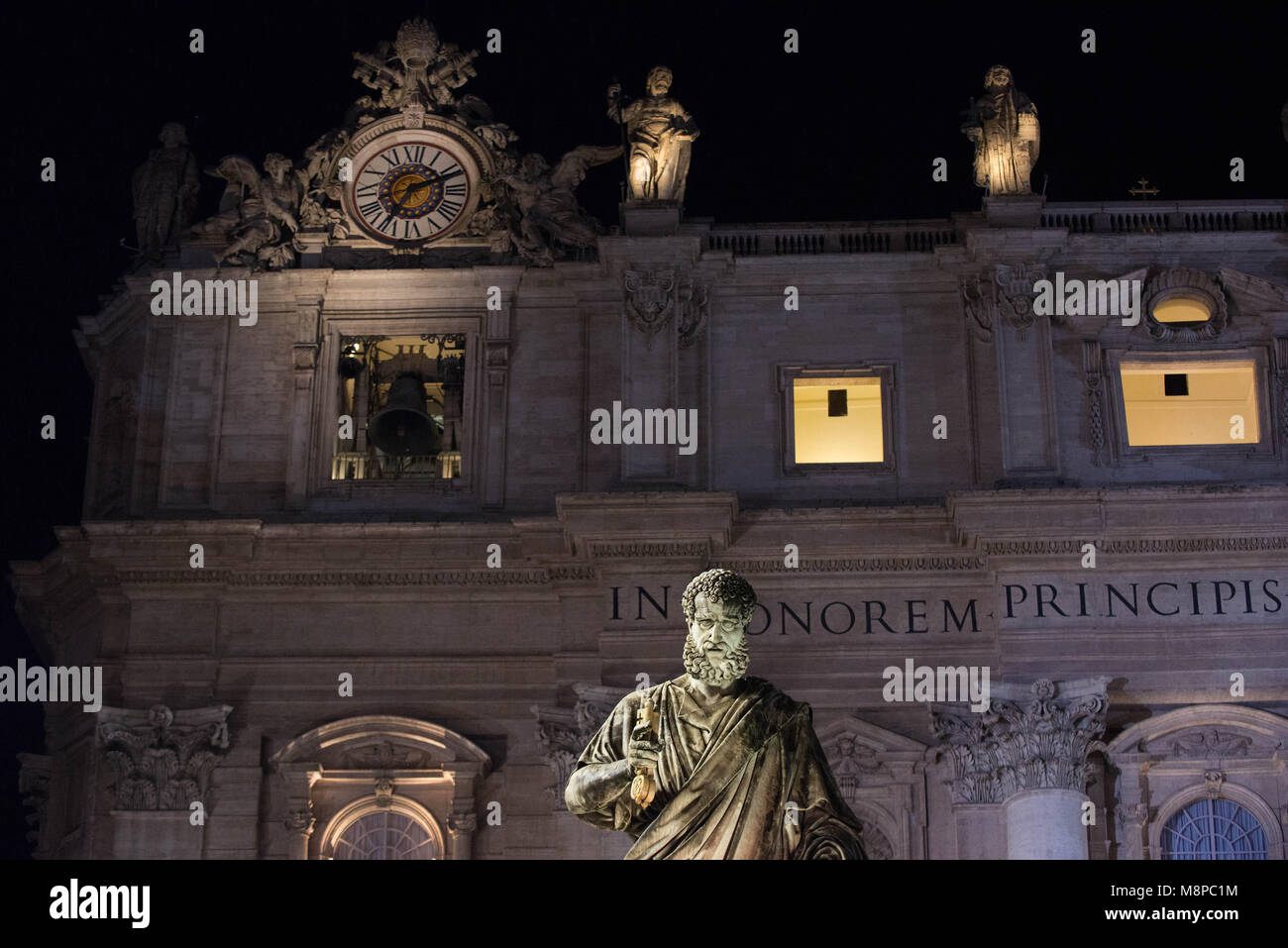 La cité du Vatican. La cloche retentit sur la statue de Saint Pierre qui signifie que les cardinaux ont élu un nouveau pape le deuxième jour de leur secret conclave le 1 mars Banque D'Images La cité du Vatican. La cloche retentit sur la statue de Saint Pierre qui signifie que les cardinaux ont élu un nouveau pape le deuxième jour de leur secret conclave le 1 mars Banque D'Images