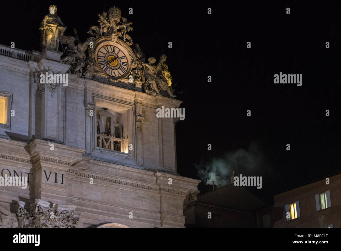 La cité du Vatican. La fumée blanche s'élève de la cheminée sur le toit de la Chapelle Sixtine, ce qui signifie que les cardinaux ont élu un nouveau pape le deuxième jour de thei Banque D'Images La cité du Vatican. La fumée blanche s'élève de la cheminée sur le toit de la Chapelle Sixtine, ce qui signifie que les cardinaux ont élu un nouveau pape le deuxième jour de thei Banque D'Images