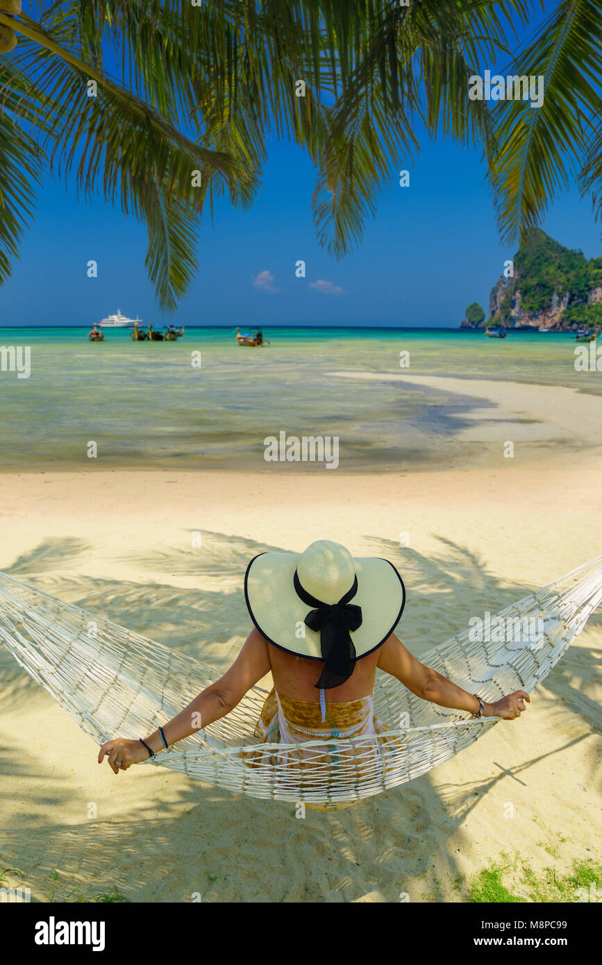 Femme sur un hamac sur la plage de Phi Phi Don Banque D'Images