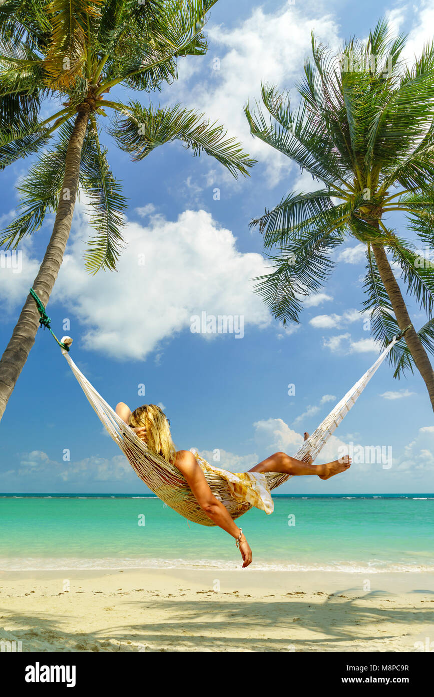 Femme de vous détendre sur un hamac au Tropical Beach Photo Stock - Alamy