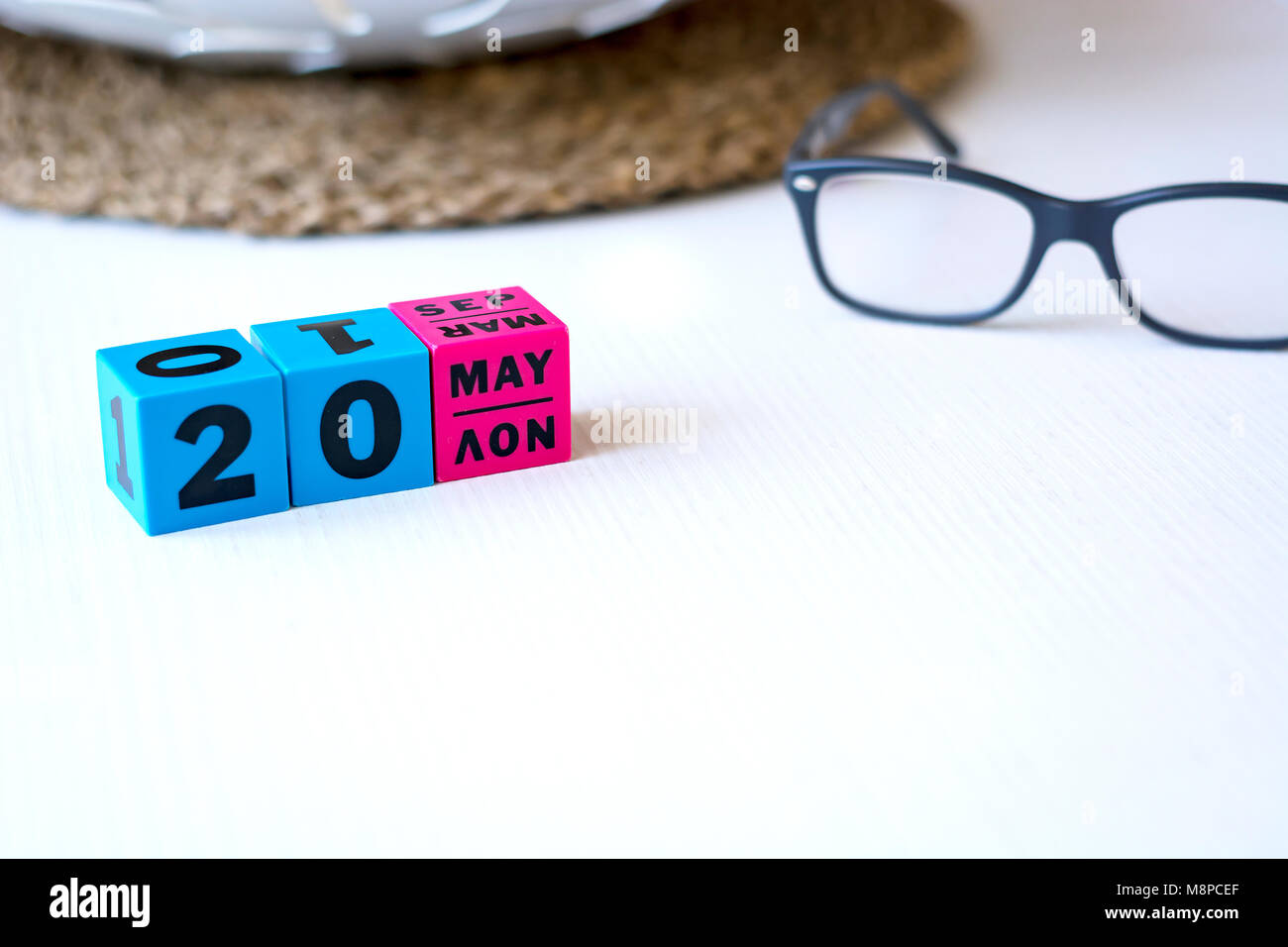 Calendrier perpétuel moderne composé de cubes colorés et calculé à la date du 20 mai Banque D'Images
