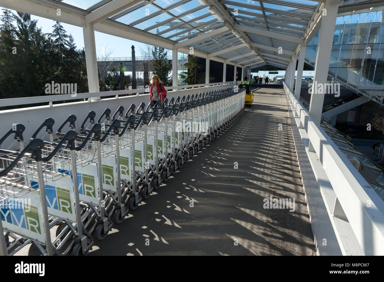 Le transport des chariots à bagages, l'Aéroport International de Vancouver, en Colombie-Britannique. Banque D'Images
