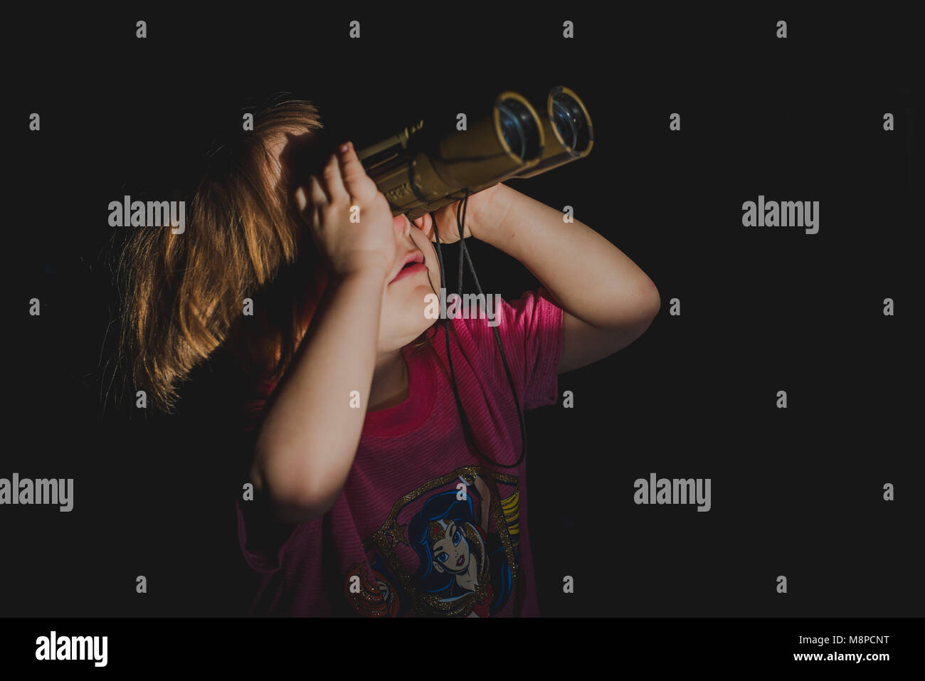 Un Jeune Bebe Fille Regardant A Travers Des Jumelles Photo Stock Alamy