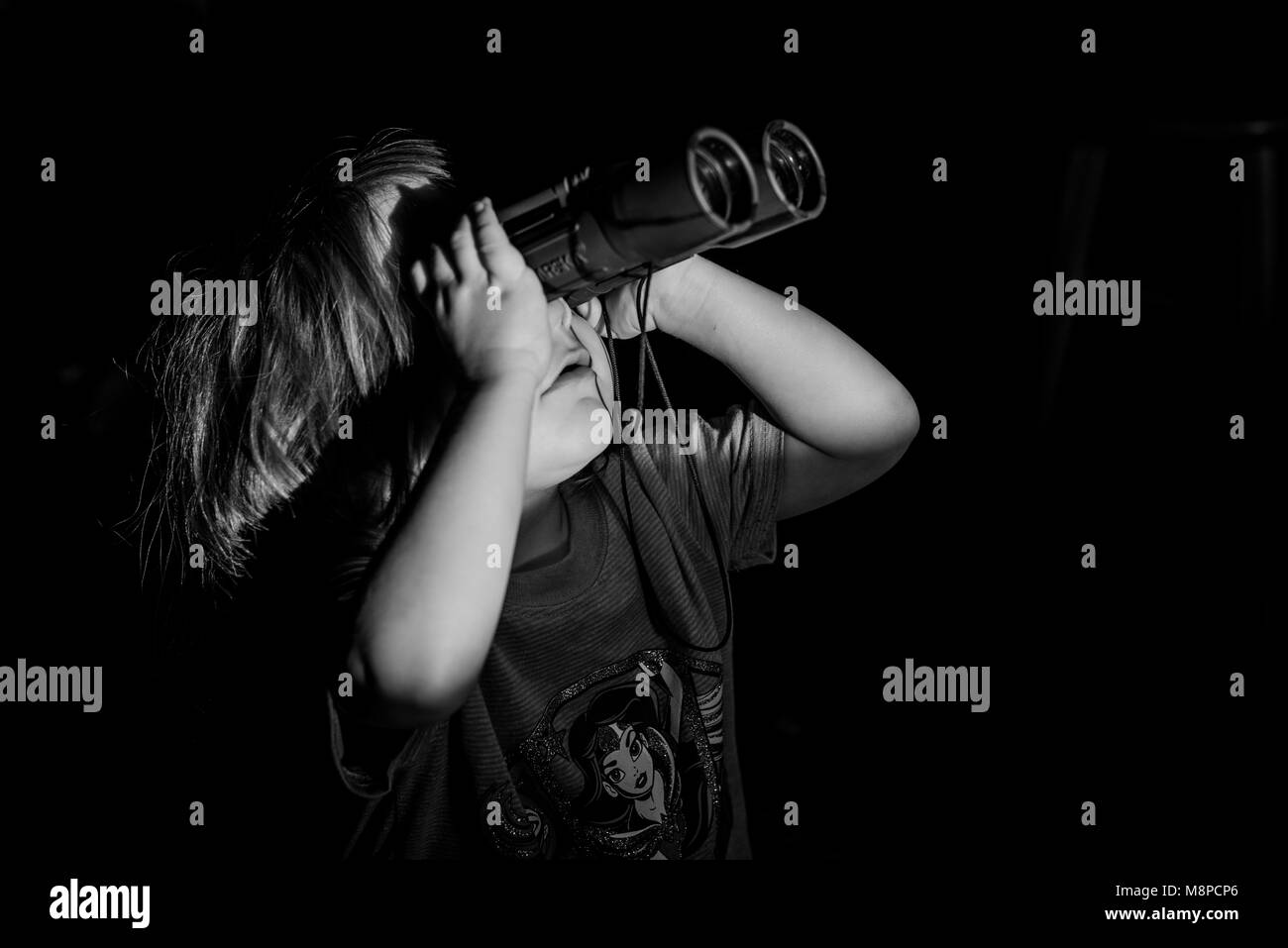 Enfant Qui Regarde En Haut Banque De Photographies Et Dimages à Haute