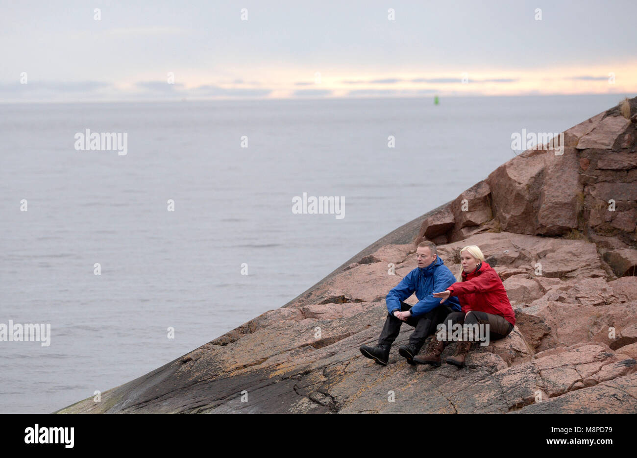 Couple assis sur les falaises de la mer Baltique Banque D'Images