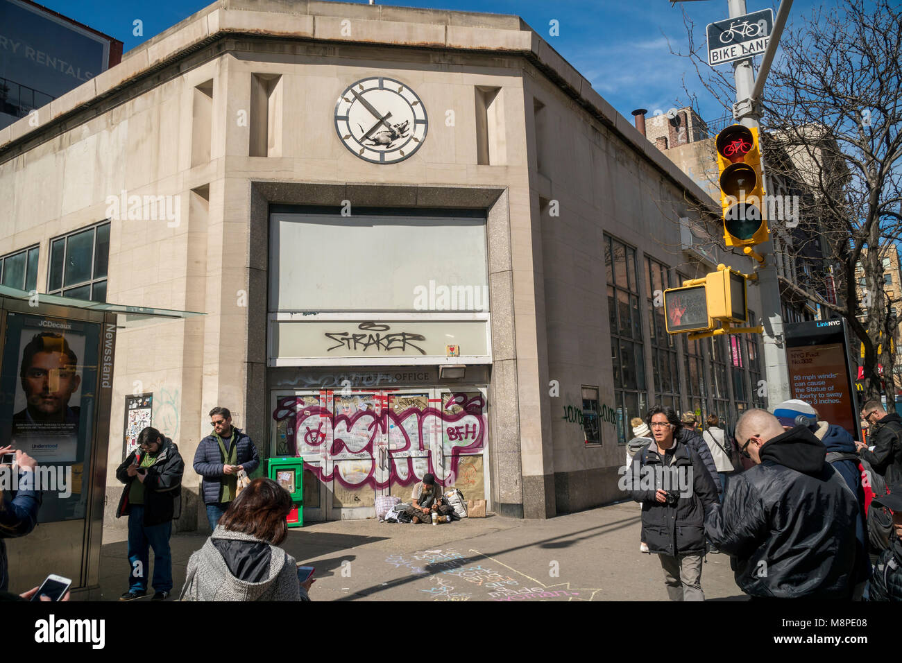 Les amateurs de street art affluent à la 14e Rue à New York le Samedi, Mars 17, 2018 pour voir et photographier l'artiste Banksy rat au pochoir sur le cadran d'une montre dans un peu d'être démoli ancienne banque. Le travail de Banksy, précédemment paru à New York en octobre 2013 lorsqu'il a créé une œuvre par jour pendant un mois son 'residency'. (Â© Richard B. Levine) Banque D'Images