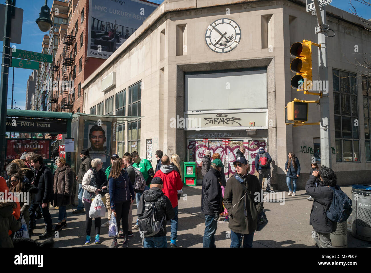 Les amateurs de street art affluent à la 14e Rue à New York le Samedi, Mars 17, 2018 pour voir et photographier l'artiste Banksy rat au pochoir sur le cadran d'une montre dans un peu d'être démoli ancienne banque. Le travail de Banksy, précédemment paru à New York en octobre 2013 lorsqu'il a créé une œuvre par jour pendant un mois son 'residency'. (Â© Richard B. Levine) Banque D'Images