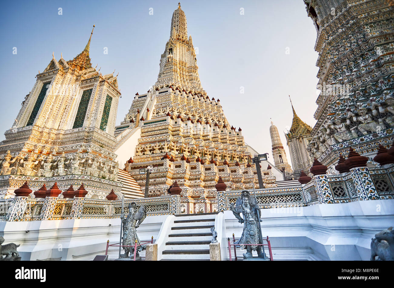 Belle Phrang dans Wat Arun temple au coucher du soleil à Bangkok, Thaïlande. Banque D'Images