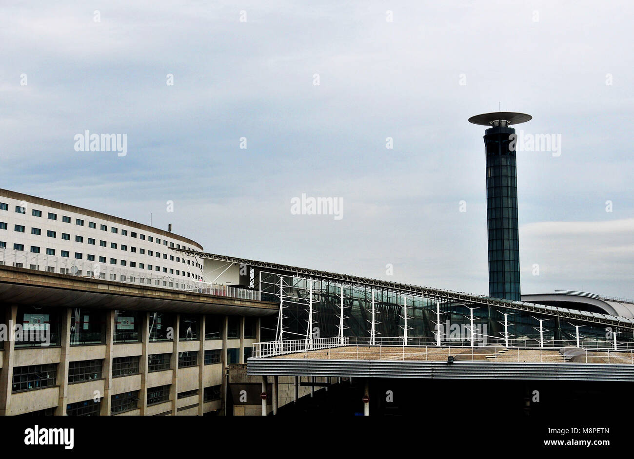 Tour de contrôle, l'hôtel Sheraton, de la gare, l'aéroport Roissy Charles de Gaulle, terminal 2, Paris, France Banque D'Images