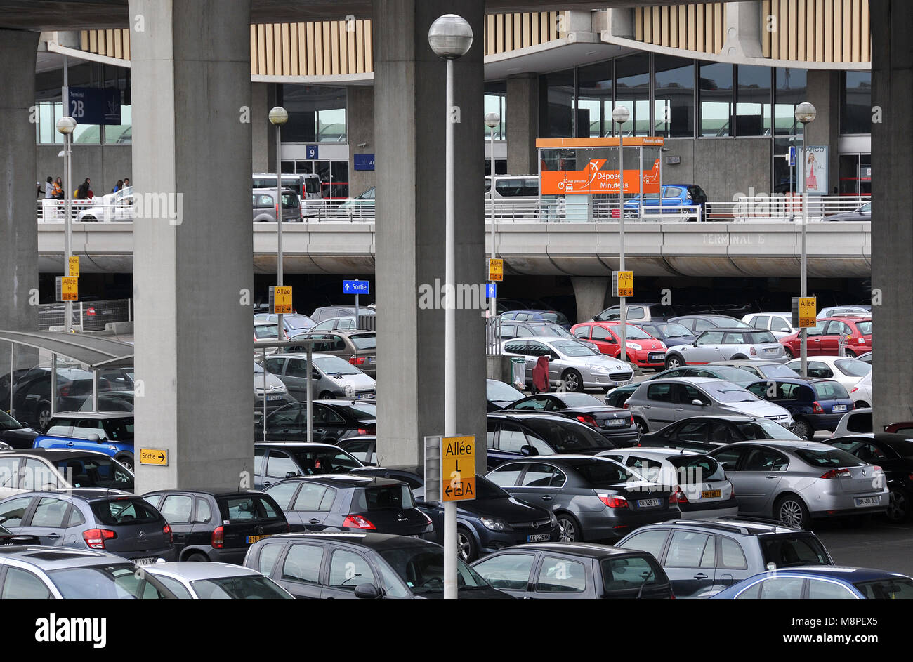 Parking voitures, l'aéroport Roissy Charles de Gaulle, Paris, France Banque D'Images