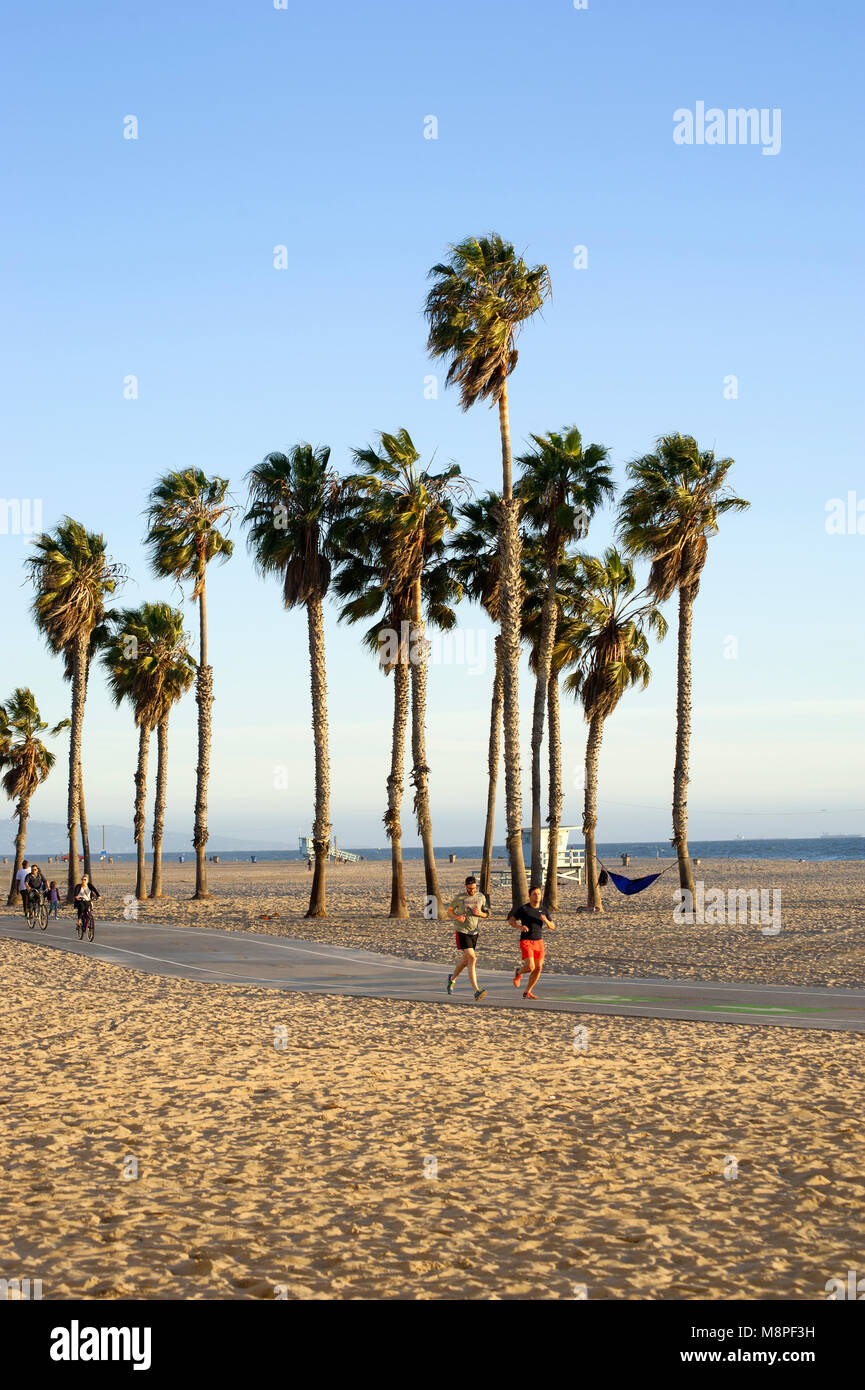 Les coureurs sur la piste cyclable à la plage de Santa Monica à Los Angeles, CA Banque D'Images