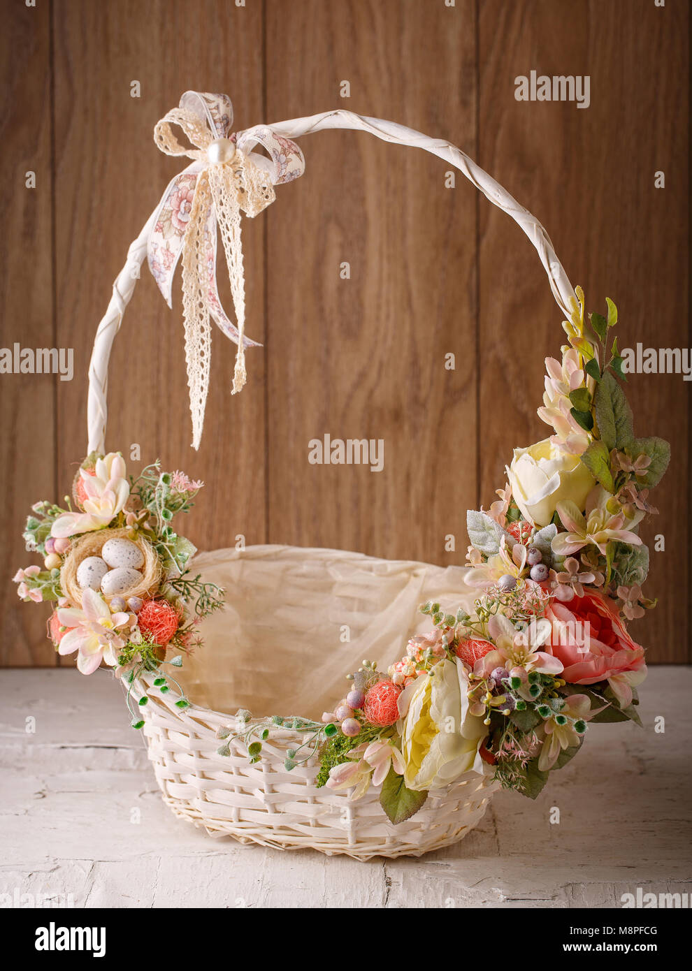 Le panier est décoré de fleurs. Décoration pour l'intérieur. Décor pour  célébrer Pâques. Panier de Pâques Photo Stock - Alamy