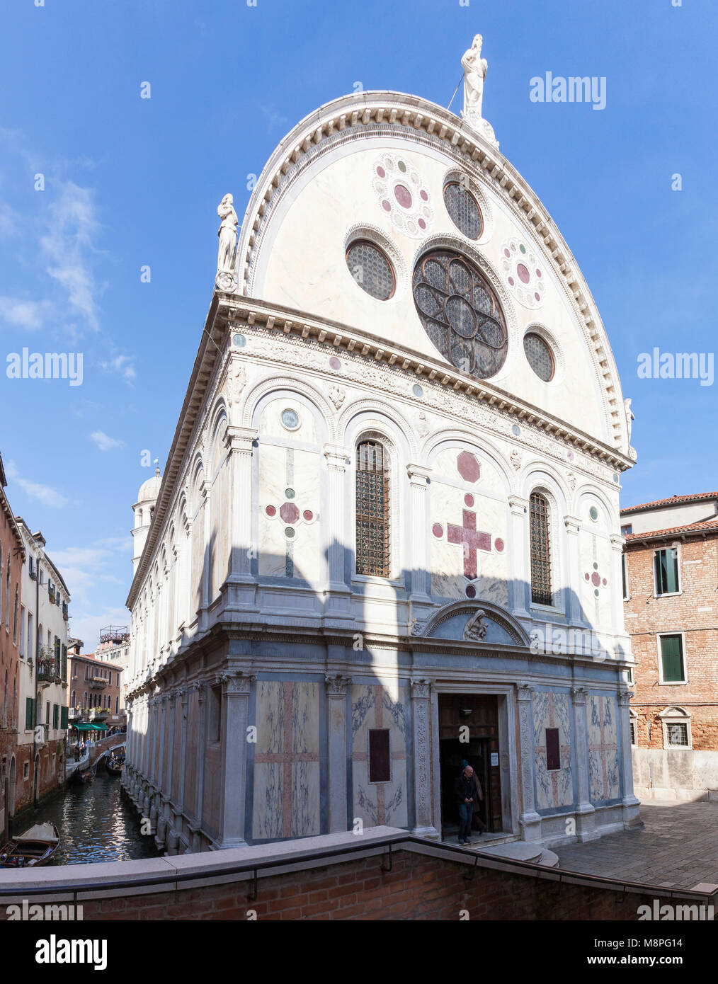 Façade Renaissance de Chiesa di Santa Maria dei Miracoli, également connu sous le nom de l'église de marbre, Campiello dei Miracoli, Cannaregio, Venise, Vénétie, Italie Banque D'Images