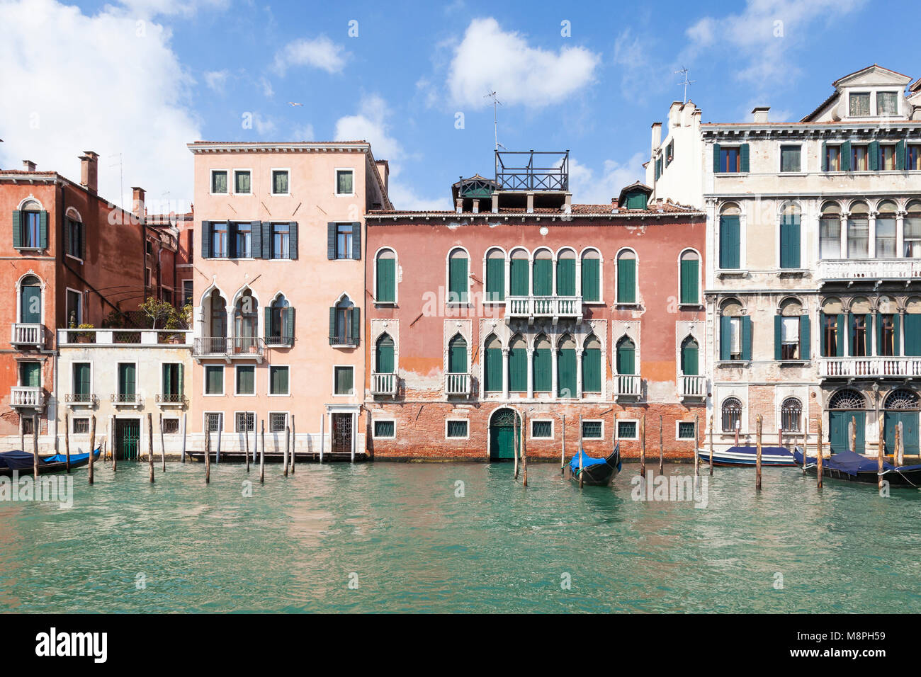 Palazzo Tiepolo Passi (étroit) et gauche Palazzo Soranzo Pisani (rouge) sur le Grand Canal, San Polo, Venise, Vénétie, Italie avec le Palazzo Tiepolo visible Banque D'Images