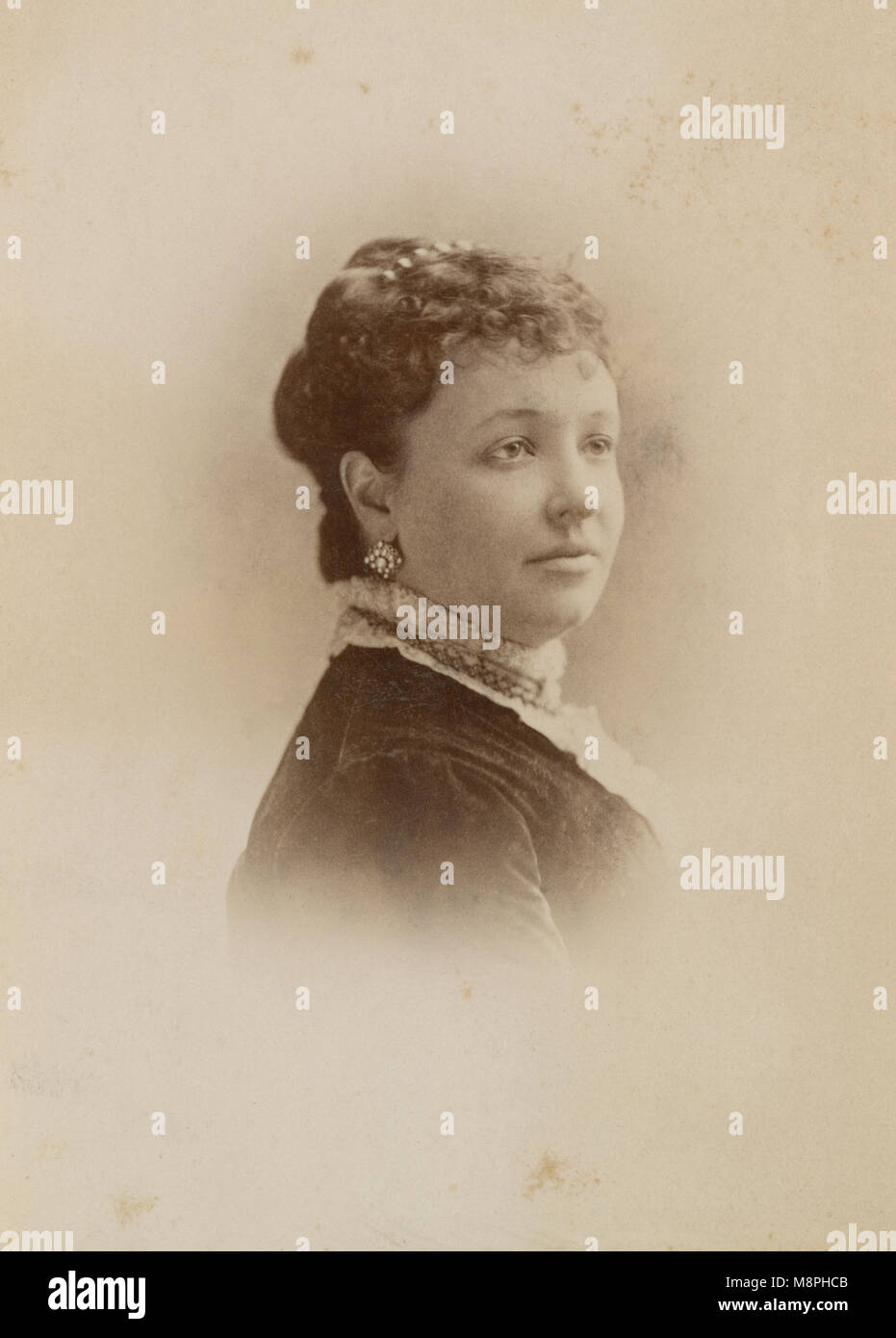 Meubles anciens c1880 photo, Emma Albani. Dame Emma Albani (1847-1930) est un soprano d'opéra du 19e siècle et au début du xxe siècle, et la première chanteuse canadienne à devenir une star internationale. SOURCE : CARTE DU CABINET ORIGINAL Banque D'Images