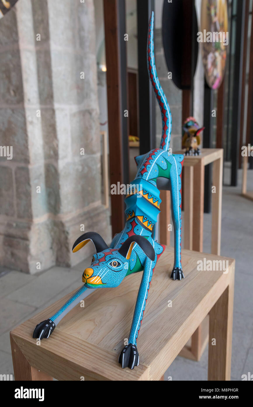 Oaxaca, Oax., Mexique - Un alebrije au Centre culturel de San Pablo. Alebrijes animaux en bois sculptés sont des créatures fantaisistes ou qui sont complexe p Banque D'Images