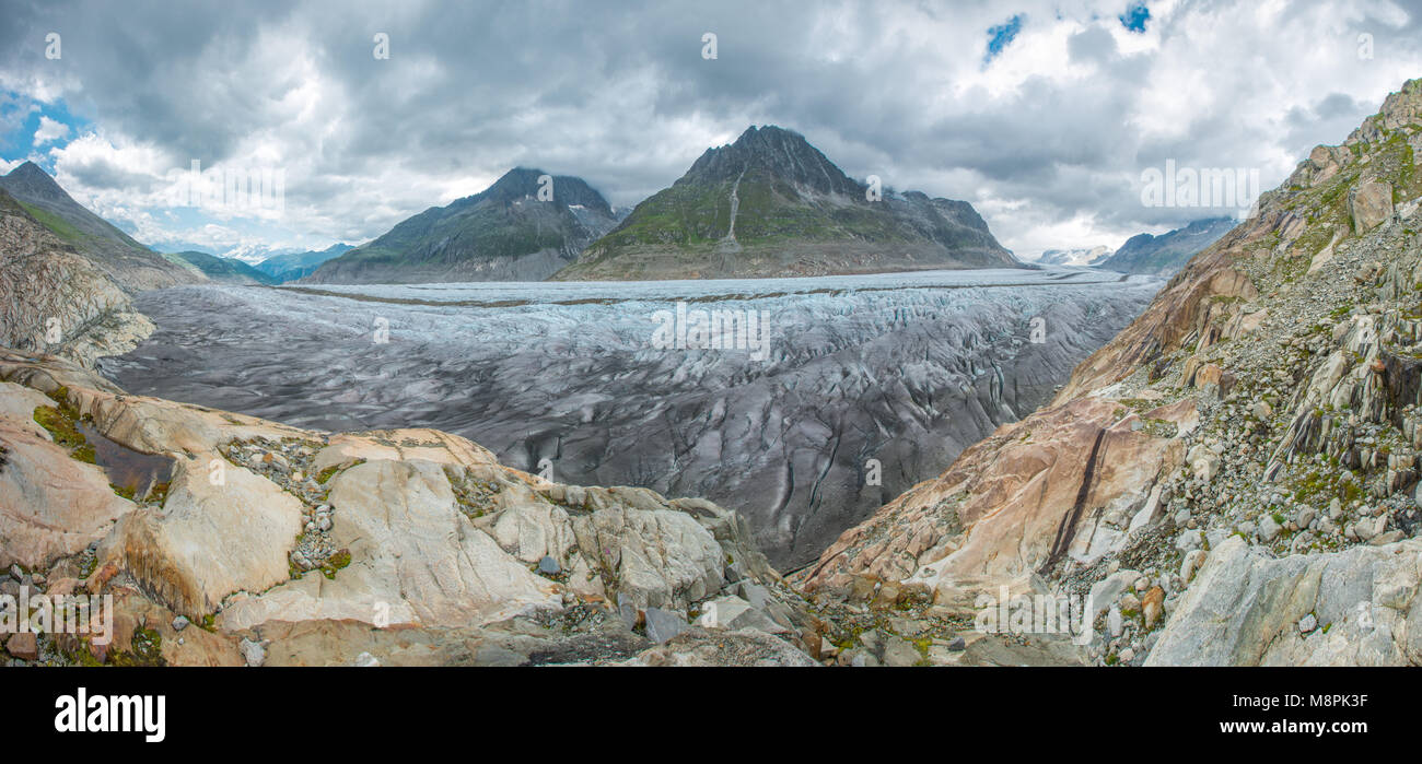 Une vue imprenable sur le glacier d'Aletsch, dans les Alpes suisses, le plus long glacier d'Europe. La neige, la glace, les chaînes de montagnes dans un ciel nuageux journée d'été en Suisse. Banque D'Images