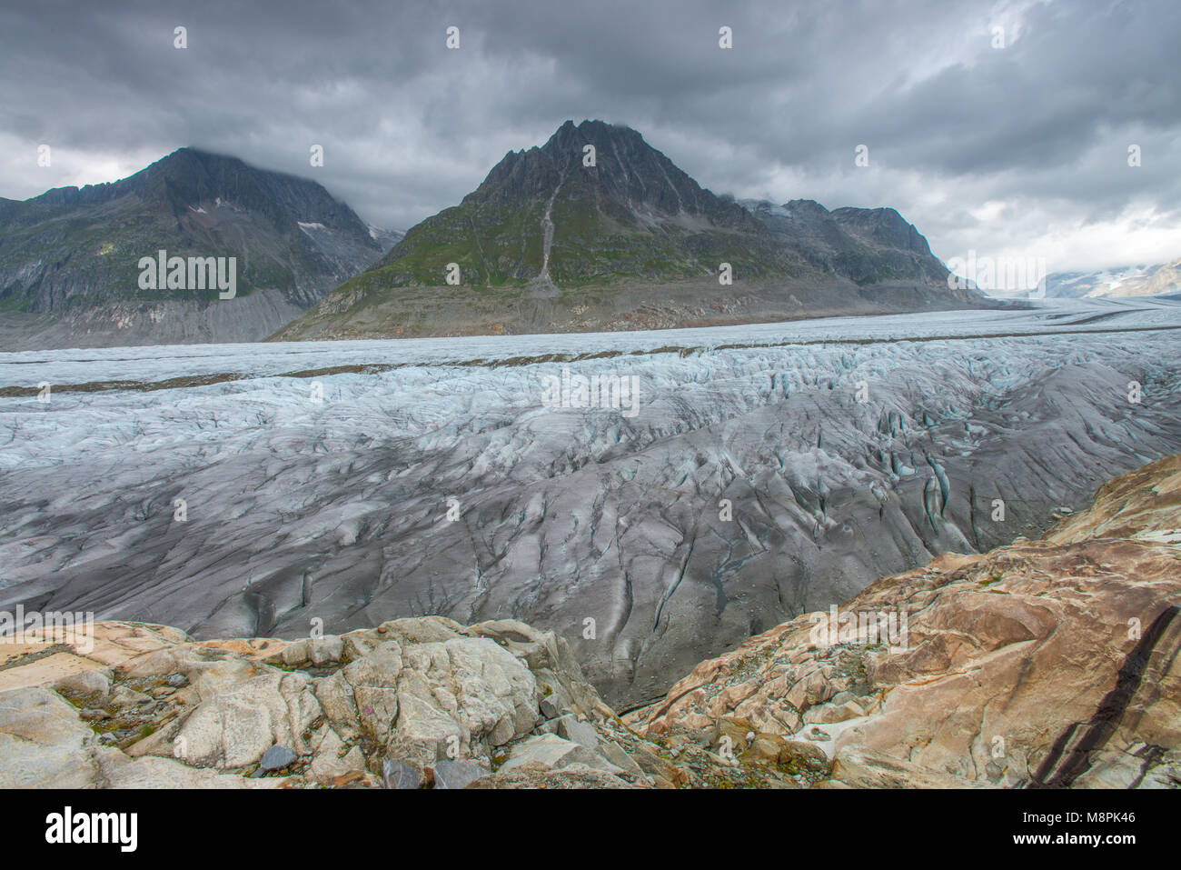 Une vue imprenable sur le glacier d'Aletsch, dans les Alpes suisses, le plus long glacier d'Europe. La neige, la glace, les chaînes de montagnes dans un ciel nuageux journée d'été en Suisse. Banque D'Images