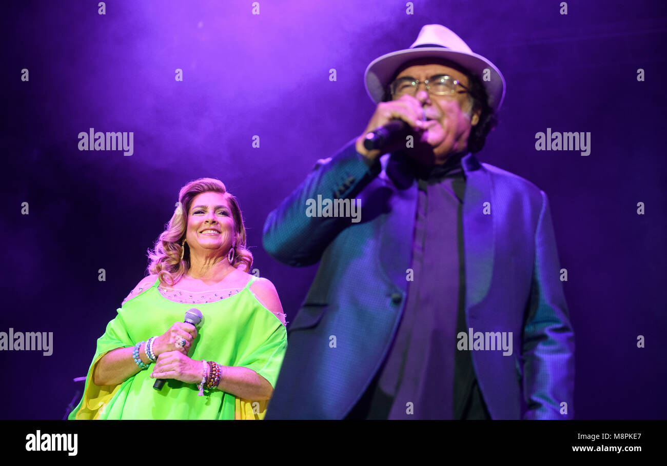 18 mars 2018, l'Allemagne, Hambourg : duo italien Al Bano (nom complet : Albano Carrisi) et Romina Power Effectuez le premier concert de leur tournée d'adieux à la Sporthalle lieu. Photo : Daniel Reinhardt/dpa Banque D'Images