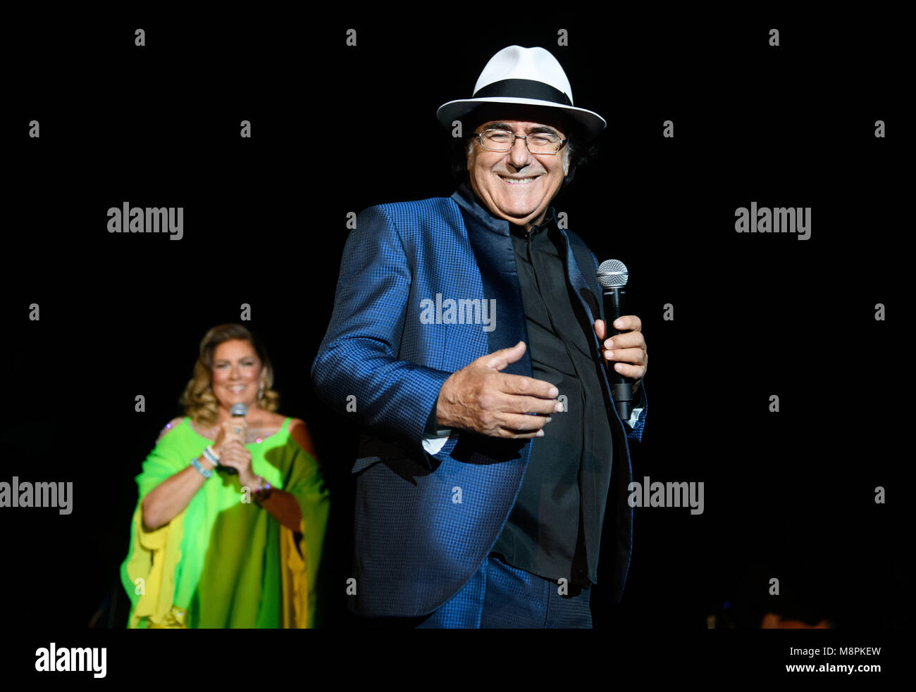 18 mars 2018, l'Allemagne, Hambourg : duo italien Al Bano (nom complet : Albano Carrisi) et Romina Power Effectuez le premier concert de leur tournée d'adieux à la Sporthalle lieu. Photo : Daniel Reinhardt/dpa Banque D'Images