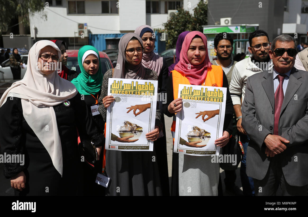 La ville de Gaza, bande de Gaza, territoire palestinien. Mar 19, 2018. Les Palestiniens du BDS tenir au cours d'une des bannières de protestation devant al-l'hôpital Shifa, dans la ville de Gaza, le 19 mars 2018. Boycott, désinvestissement, sanctions (BDS) est un mouvement dirigé par des Palestiniens pour la liberté, la justice et l'égalité. BDS défend le principe simple que les Palestiniens ont droit aux mêmes droits que le reste de l'humanité : Crédit Ashraf Amra/APA/Images/fil ZUMA Alamy Live News Banque D'Images