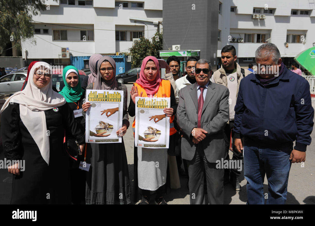 La ville de Gaza, bande de Gaza, territoire palestinien. Mar 19, 2018. Les Palestiniens du BDS tenir au cours d'une des bannières de protestation devant al-l'hôpital Shifa, dans la ville de Gaza, le 19 mars 2018. Boycott, désinvestissement, sanctions (BDS) est un mouvement dirigé par des Palestiniens pour la liberté, la justice et l'égalité. BDS défend le principe simple que les Palestiniens ont droit aux mêmes droits que le reste de l'humanité : Crédit Ashraf Amra/APA/Images/fil ZUMA Alamy Live News Banque D'Images