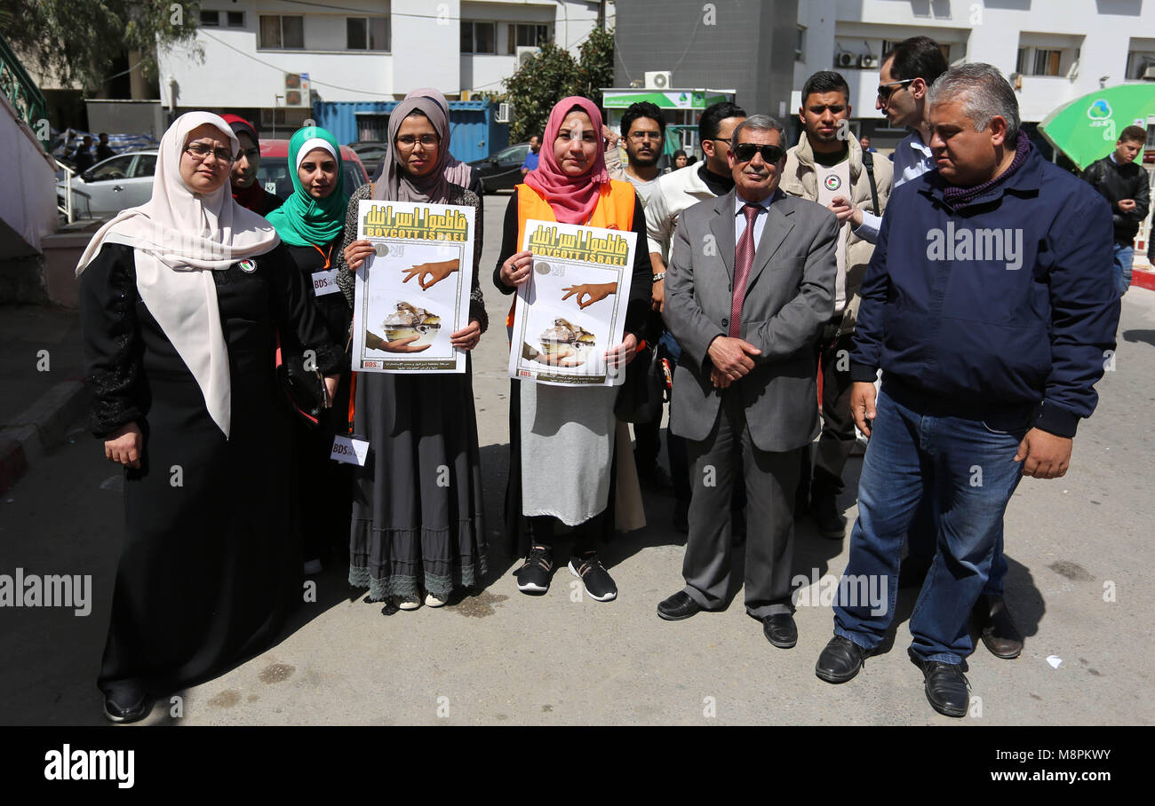 La ville de Gaza, bande de Gaza, territoire palestinien. Mar 19, 2018. Les Palestiniens du BDS tenir au cours d'une des bannières de protestation devant al-l'hôpital Shifa, dans la ville de Gaza, le 19 mars 2018. Boycott, désinvestissement, sanctions (BDS) est un mouvement dirigé par des Palestiniens pour la liberté, la justice et l'égalité. BDS défend le principe simple que les Palestiniens ont droit aux mêmes droits que le reste de l'humanité : Crédit Ashraf Amra/APA/Images/fil ZUMA Alamy Live News Banque D'Images