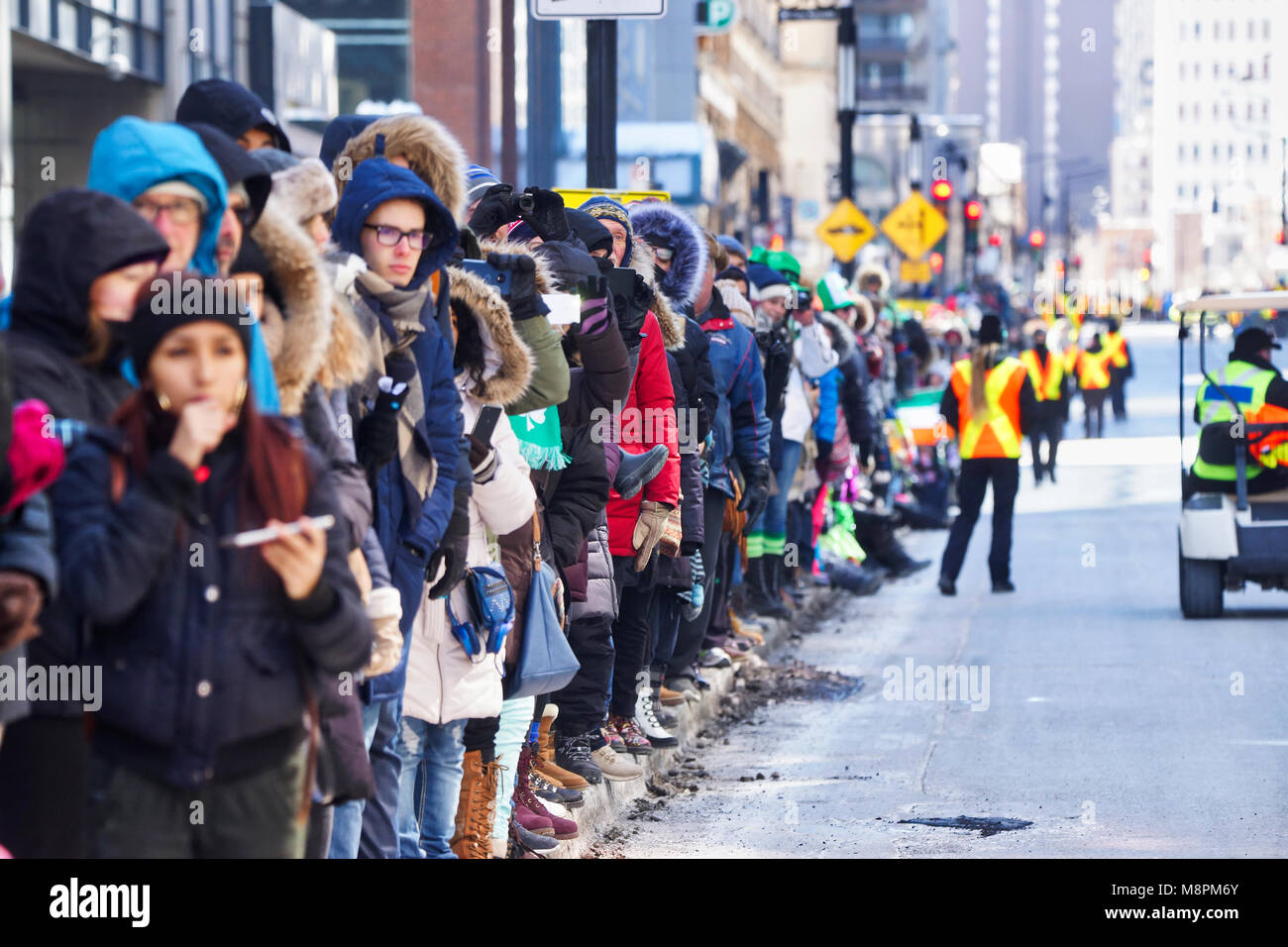 Montréal,Canada,18,Mars 2018.Les spectateurs le long de la rue De Maisonneuve se prépare à regarder le 2018 édition de la St-Patricks day parade.Credit:Mario Beauregard/Alamy Live News Banque D'Images