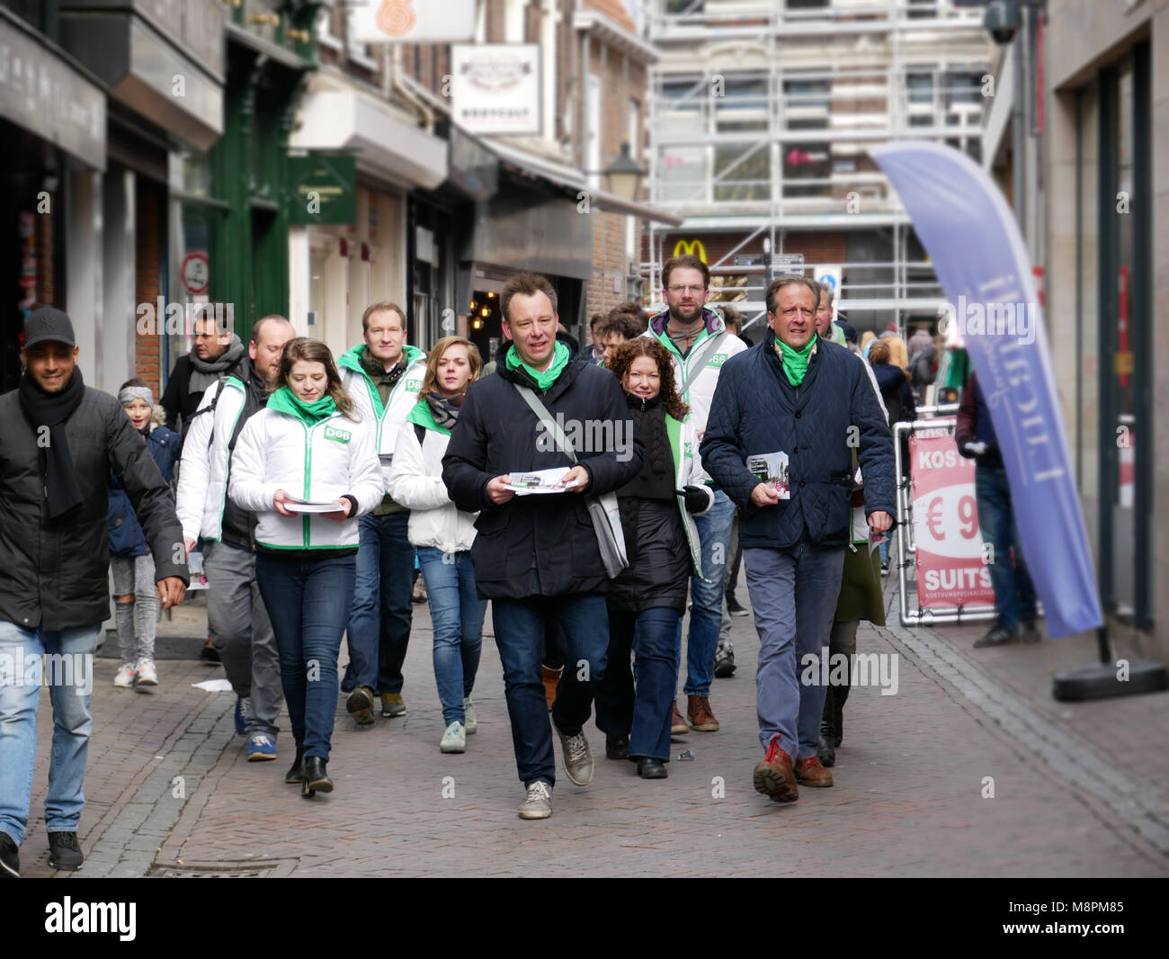 Campagne D66 à Utrecht avec Alexander Pechtold leader national et leader local Klaas Verschuure avant les élections locales le mercredi 21 mars Banque D'Images