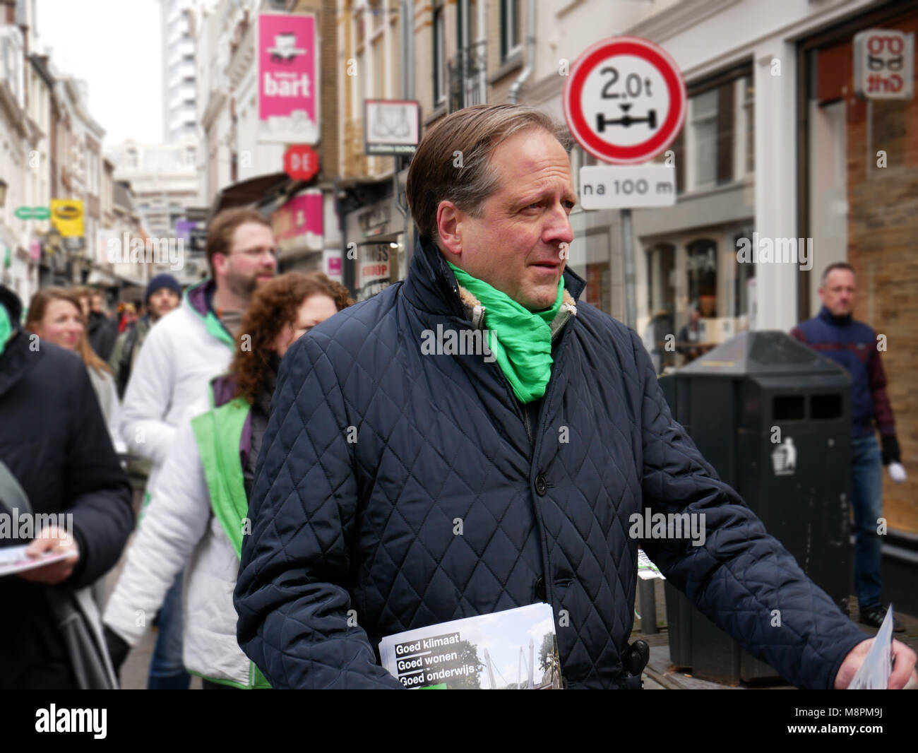 Campagne D66 à Utrecht avec Alexander Pechtold leader national et leader local Klaas Verschuure avant les élections locales le mercredi 21 mars Banque D'Images