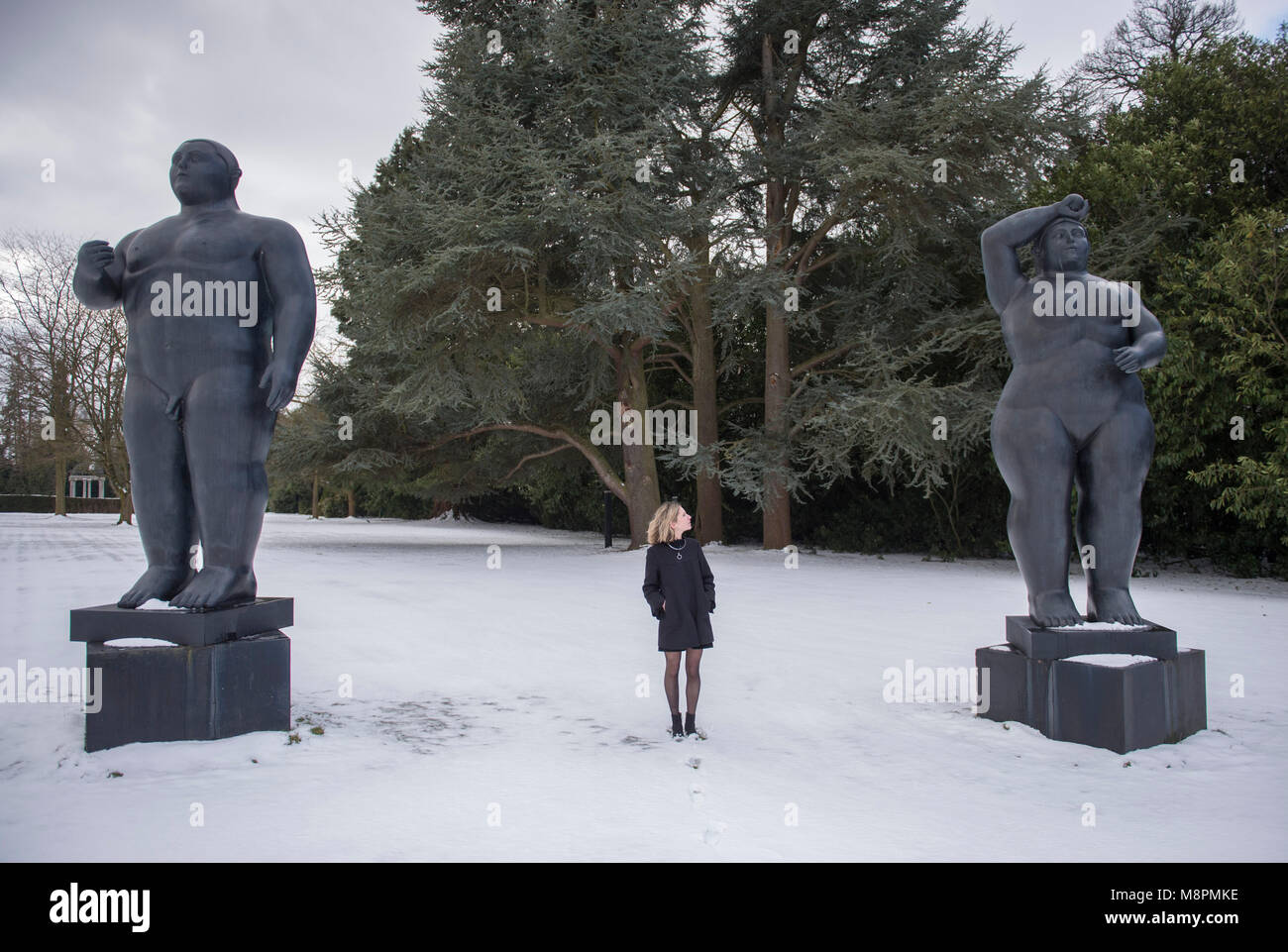 Bishopsgate House, Surrey, UK. 19 mars 2018. La collection de tableaux, antiquités, sculptures, objets d'art, Vin et champagne vintage appartenant à la fin Walid Juffali, le milliardaire saoudien, est dévoilée à Bishopsgate House, sa succession à Surrey, Royaume-Uni. Photo : deux de Fernando Botero monumentale des statues en bronze, Adam et Eve, 2003, estimé à 600 000 € - 800 000. Credit : Malcolm Park/Alamy Live News. Banque D'Images