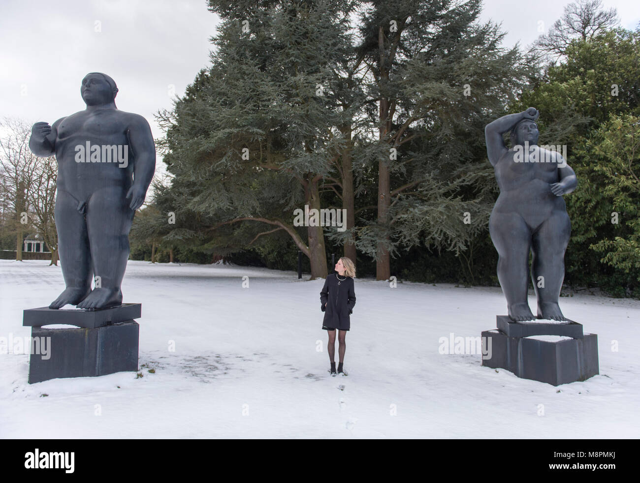 Bishopsgate House, Surrey, UK. 19 mars 2018. La collection de tableaux, antiquités, sculptures, objets d'art, Vin et champagne vintage appartenant à la fin Walid Juffali, le milliardaire saoudien, est dévoilée à Bishopsgate House, sa succession à Surrey, Royaume-Uni. Photo : deux de Fernando Botero monumentale des statues en bronze, Adam et Eve, 2003, estimé à 600 000 € - 800 000. Credit : Malcolm Park/Alamy Live News. Banque D'Images
