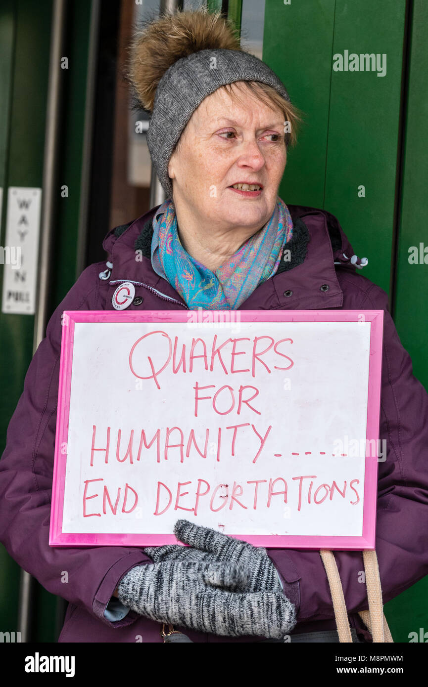 Chelmsford, Essex 19 mars 2018 un groupe de militants luttant contre les vols d'expulsion ont manifesté à l'extérieur de Chelmsford Crown court où les manifestants font face à des accusations de terrorisme pour avoir soi-disant occupant la piste à l'aéroport de Stansted. Le 28 mars 2017, 15 manifestants anti-déportation aurais bloqué un avion qui était en raison d'expulser les demandeurs d'asile et autres migrants au Nigéria et au Ghana. Ian Davidson Crédit/Alamy Live News Banque D'Images