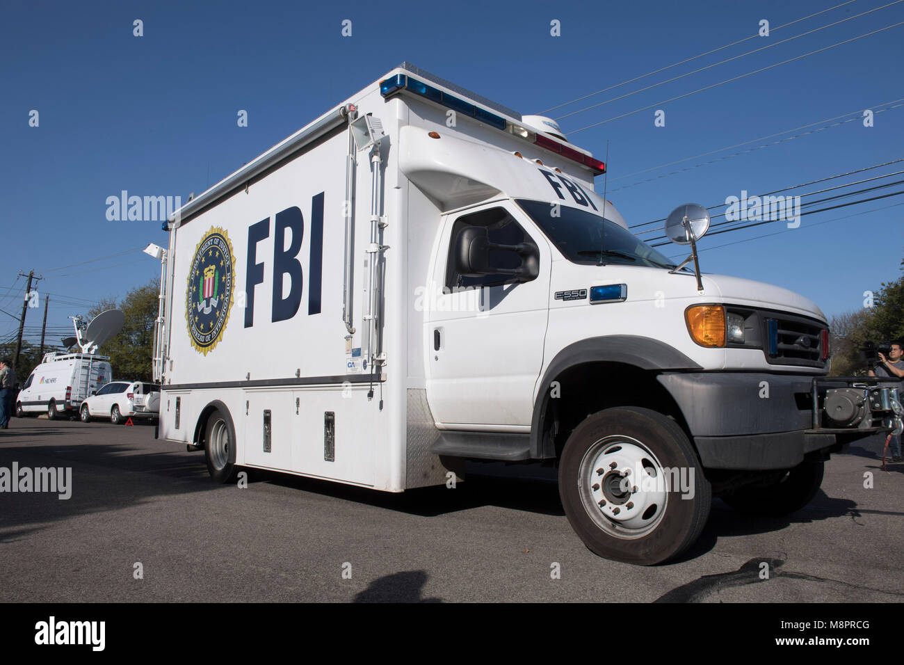 Il trouve un mouchard du FBI dans sa voiture en allant au garage, puis le  FBI