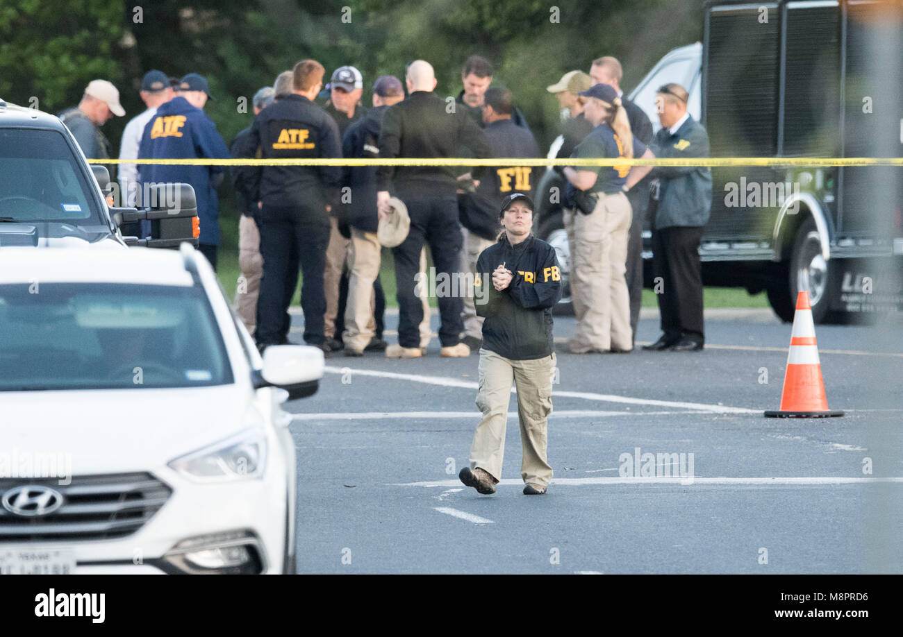 Gouvernement fédéral et les organismes d'application de la loi, y compris la police d'Austin, l'ATF et FBI, enquêter sur les lieux d'un paquet à la bombe, le 4ème en 3 semaines à Austin, qui a explosé dans la nuit de dimanche sur une route sud-ouest Austin blessant deux hommes. Selon la police, un fil de déclenchement 'possible' a été utilisé pour faire exploser l'appareil. Banque D'Images