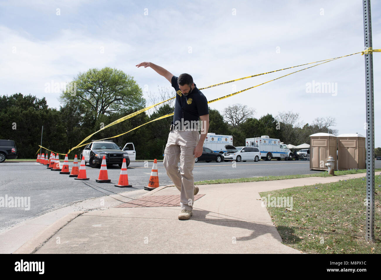 L'ATF et agents du FBI travaillent dans l'après-midi qu'un quatrième paquet bombe a explosé sur une route du sud-ouest Austin blessant deux hommes. Banque D'Images