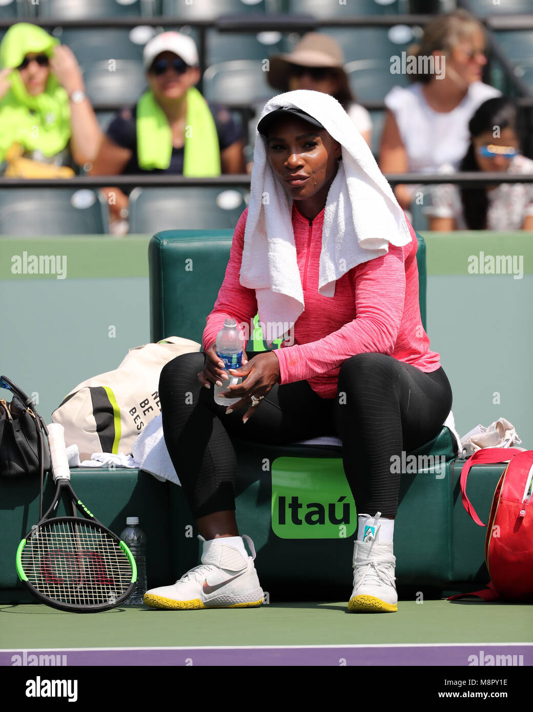 Key Biscayne, USA. 19 mars, 2018. Serena Williams lui montre son Bling Bling Bling avec son immense nouvelle bague de mariage qui est une coupe d'émeraude bague de fiançailles en diamants avec une éternité que la bande avait une larme concave pour créer un halo autour du grand centre de l'anneau de pierre à la pointe de la larme était plus trois pierres de poire. People : Serena Williams Credit : tempêtes Media Group/Alamy Live News Banque D'Images