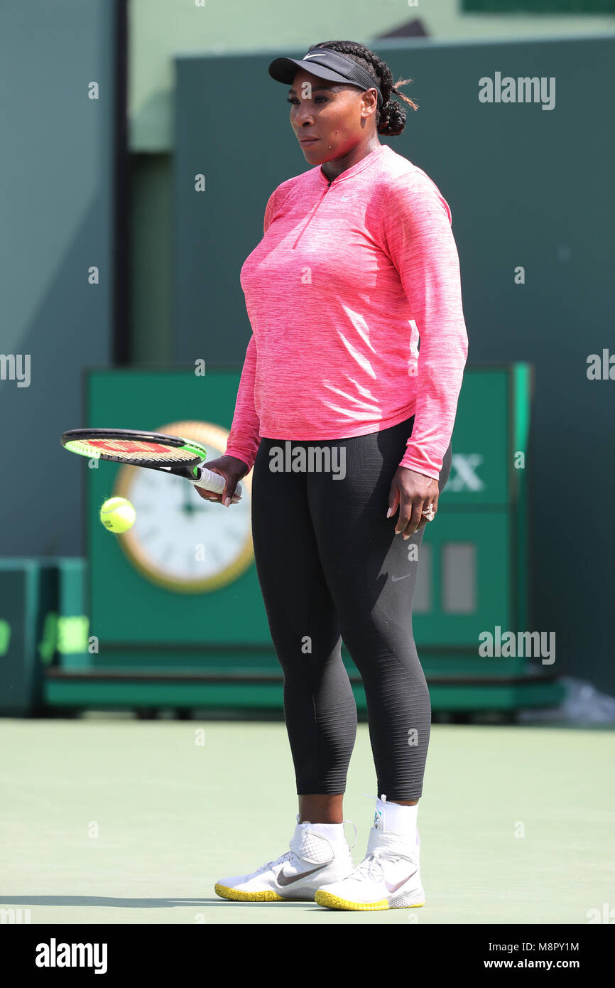 Key Biscayne, USA. 19 mars, 2018. Serena Williams lui montre son Bling Bling Bling avec son immense nouvelle bague de mariage qui est une coupe d'émeraude bague de fiançailles en diamants avec une éternité que la bande avait une larme concave pour créer un halo autour du grand centre de l'anneau de pierre à la pointe de la larme était plus trois pierres de poire. People : Serena Williams Credit : tempêtes Media Group/Alamy Live News Banque D'Images