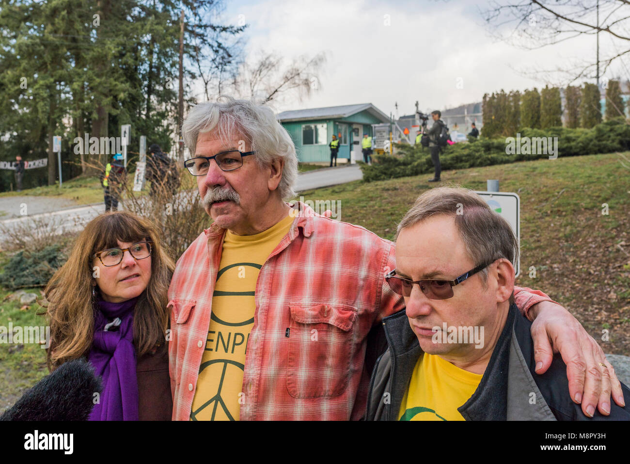 Co-fondateur de Greenpeace Rex Weyler et d'autres manifestants arrêtés à l'entrée du pipeline de Kinder Morgan Pipeline Terminal, Burnaby, Colombie-Britannique, Canada Banque D'Images