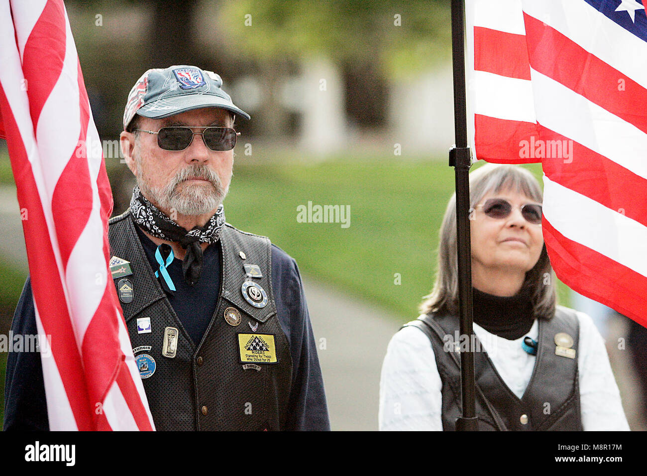 Yountville, CA, USA. Mar 19, 2018. Patriot Guard Riders Tom De Witt, à gauche, et son épouse Pauline De Witt, à la fois de Rohnert Park, ont assisté à la célébration de la vie qui a eu lieu le lundi soir au Centre des arts de la vallée de Napa, au Lincoln Theater à la maison des anciens combattants de la Californie, à Yountville pour Jennifer Gray Golick, Christine Loeber et Jennifer Gonzales Shushereba et son enfant à naître. Les quatre ont été tués par l'ancien chemin Accueil client Albert Wong. Credit : Napa Valley Inscription/ZUMA/Alamy Fil Live News Banque D'Images